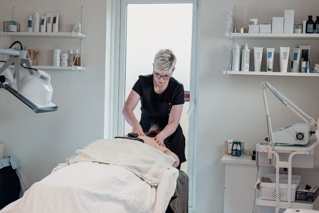 Kosmetolog udfører afslappende rygmassage i klinik
